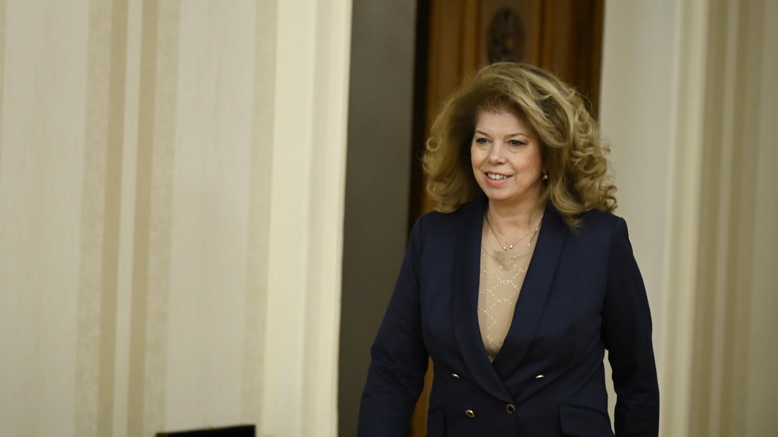 Йотова провежда среща с управата на БНБ с цел избиране на служебен премиер